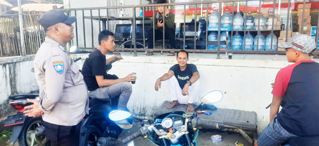 Bhabinkamtibmas Polsek Picung Jalin Kedekatan dengan Warga Desa Binaan 6 WhatsApp Image 2024 07 21 at 21.29.50