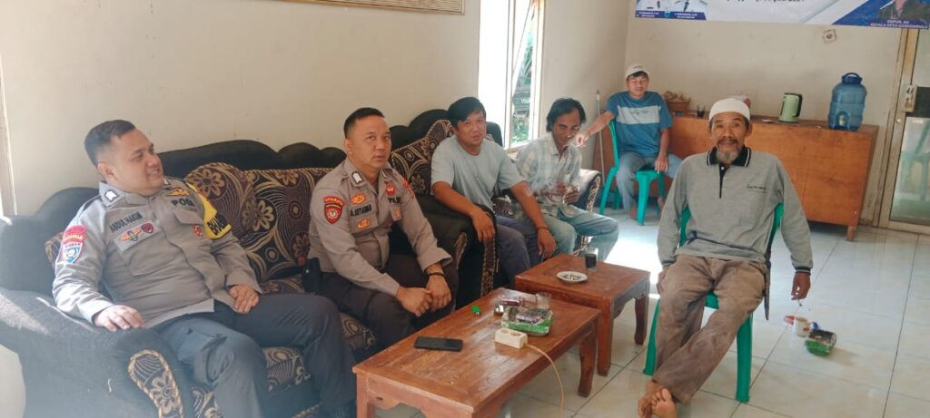 Patroli Unit Samapta Polsek Picung Bersama Bahabinkamtibmas dalam Menjaga Keamanan Desa Ganggaeng 7 WhatsApp Image 2024 07 21 at 21.30.05