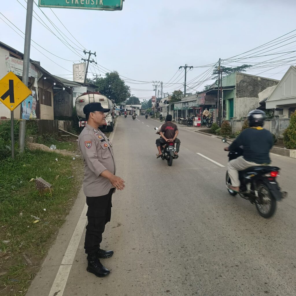 Polsek Picung Gelar Strong Point Pengaturan Lalu Lintas Cegah Kemacetan 10 WhatsApp Image 2024 07 21 at 21.31.52