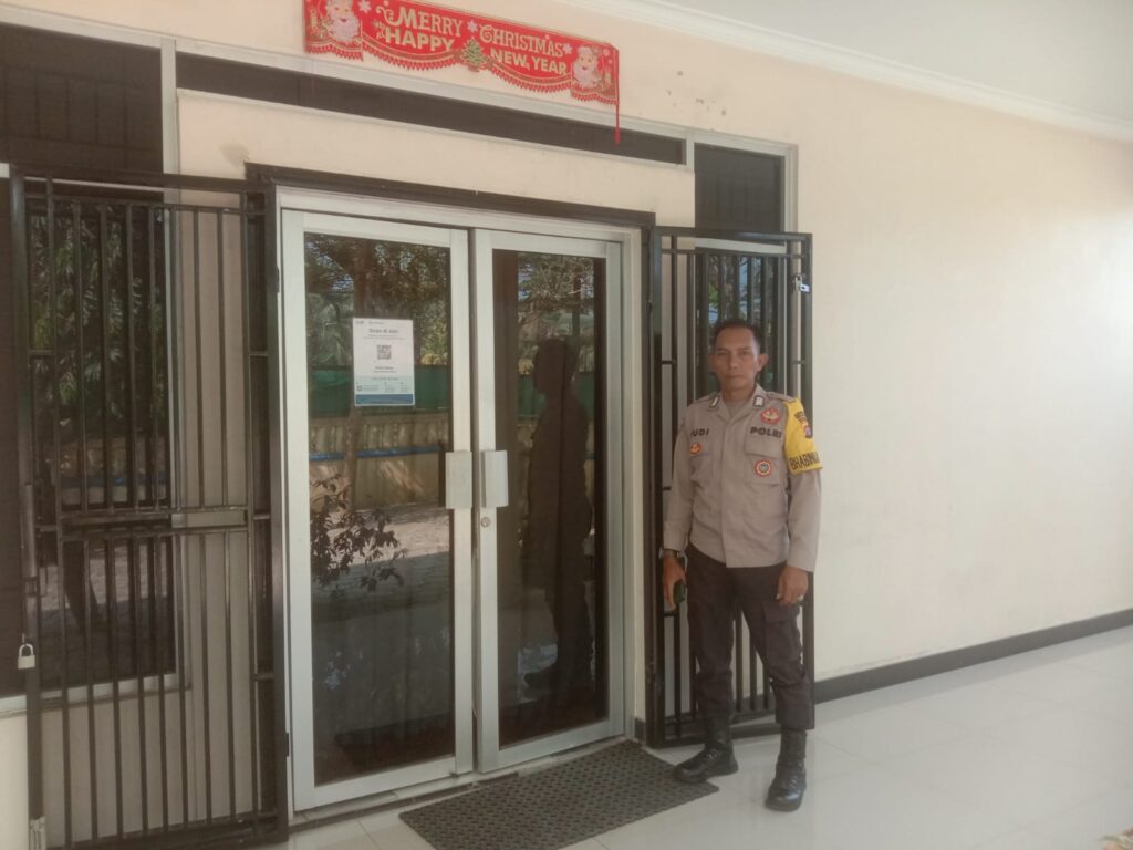 Polsek Carita Laksanakan Pengamanan Ibadah Umat Nasrani di Rumah Ibadah Pantekosta Rahmat Carita 9 WhatsApp Image 2024 07 22 at 06.42.14
