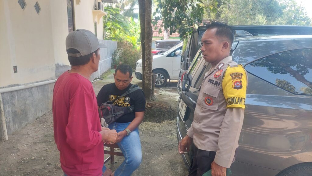 Personil Polsek Carita Bripka Yudi Berdialog dengan Tokoh Masyarakat di Desa Pejamben 8 WhatsApp Image 2024 07 22 at 06.45.28