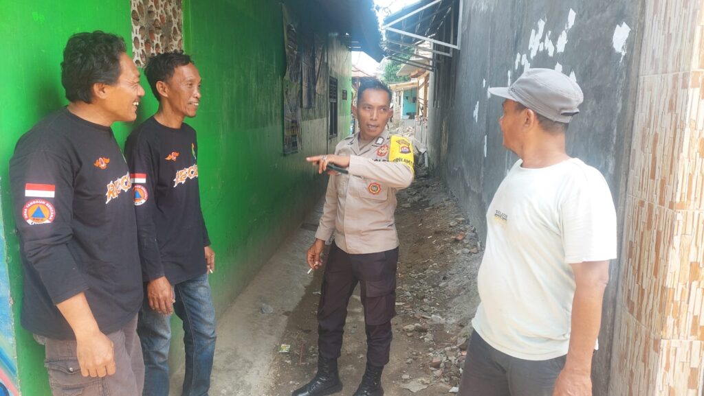 Personil Polsek Carita Laksanakan Patroli Dialogis Bersama Anggota Destana Bahas Desa Tanggap Bencana 7 WhatsApp Image 2024 07 22 at 06.49.41