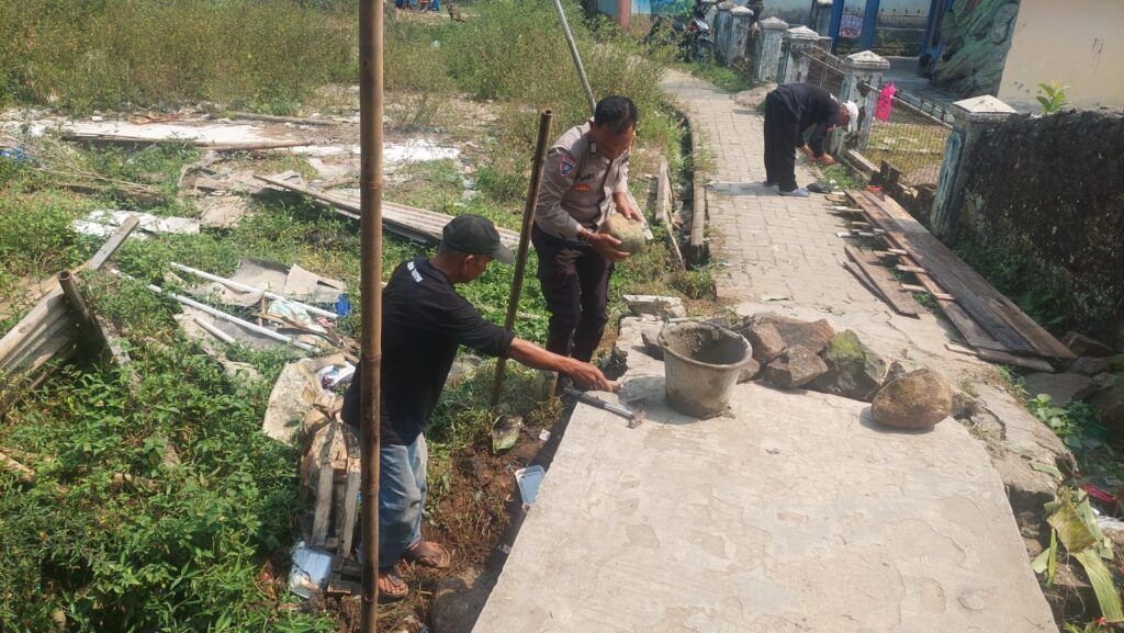 Bhabinkamtibmas Polsek Carita Bantu Membangun Jembatan di Desa Carita Bersama Destana Carita 6 WhatsApp Image 2024 07 22 at 07.00.22