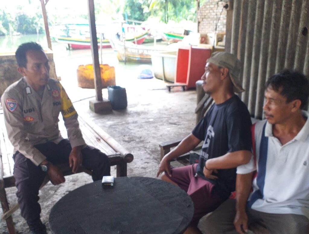 Bhabinkamtibmas Polsek Carita Bripka Yudi Melaksanakan Sambang kepada Nelayan di Carita 5 WhatsApp Image 2024 07 22 at 07.02.54