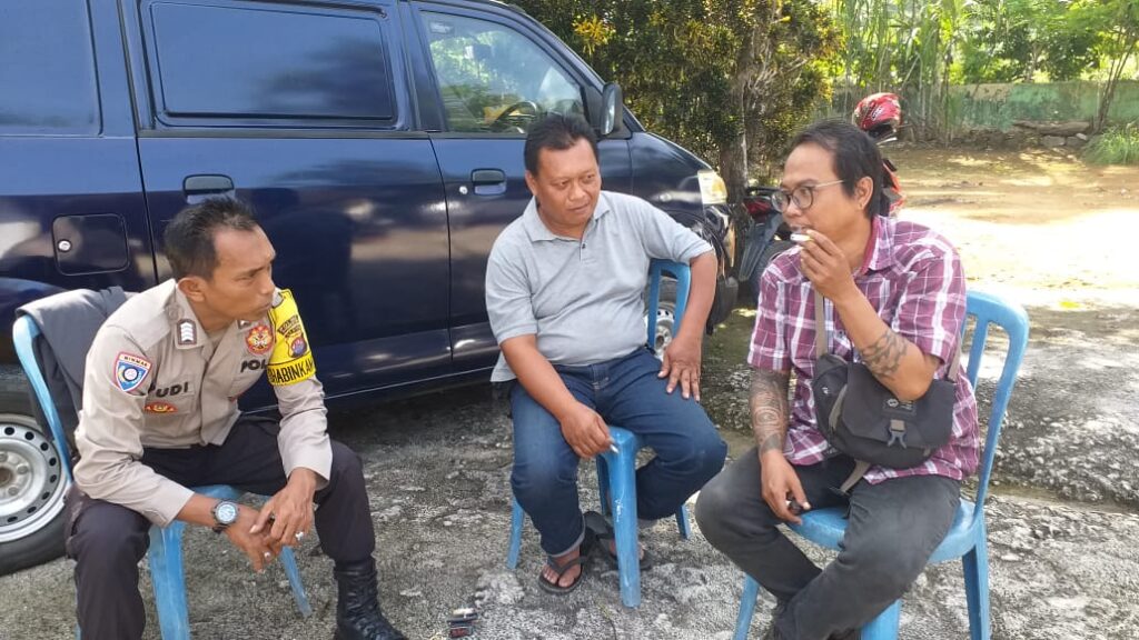 Personil Polsek Carita Bripka Yudi Duduk Bersama dan Ngobrol dengan Pengunjung Wisata Pantai Carita 4 WhatsApp Image 2024 07 22 at 07.05.15