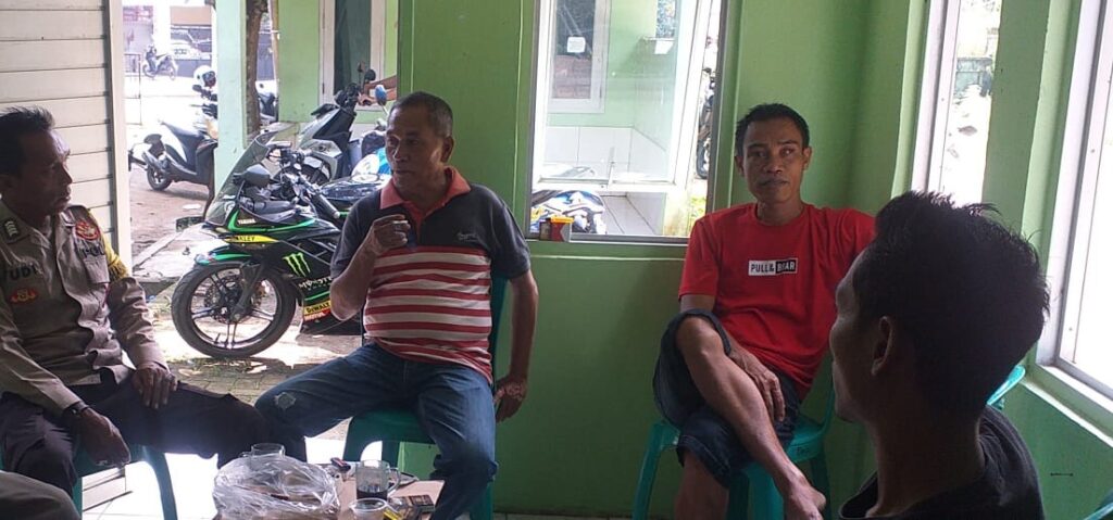 Bhabinkamtibmas Polsek Carita Bripka Yudi Berdialog dengan Tokoh Masyarakat Desa Carita 3 WhatsApp Image 2024 07 22 at 07.07.46
