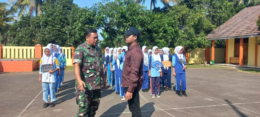 Personil Polsek Carita Briptu Riko dan Personil Koramil Sertu Purwadi Latih Calon Paskibra Kecamatan Carita 1 WhatsApp Image 2024 07 22 at 07.22.53