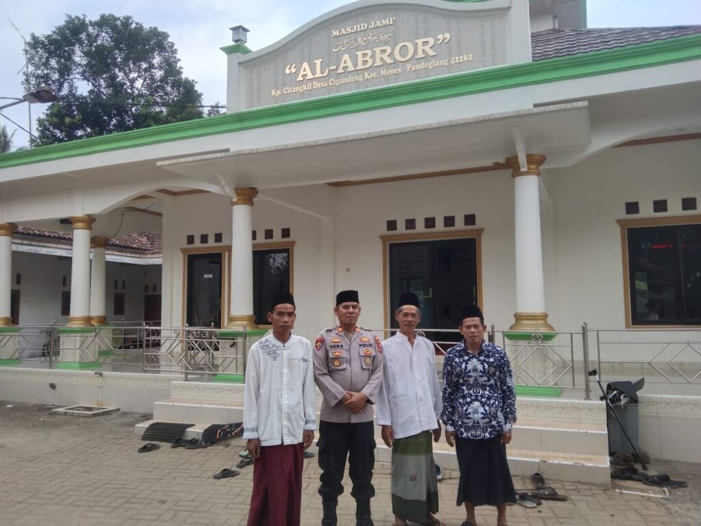 AKP Hero Kapolsek Menes Sambangi DKM Masjid Al Abror, Jalin Kerjasama Ciptakan Kamtibmas Kondusif 6 WhatsApp Image 2024 07 22 at 13.00.16