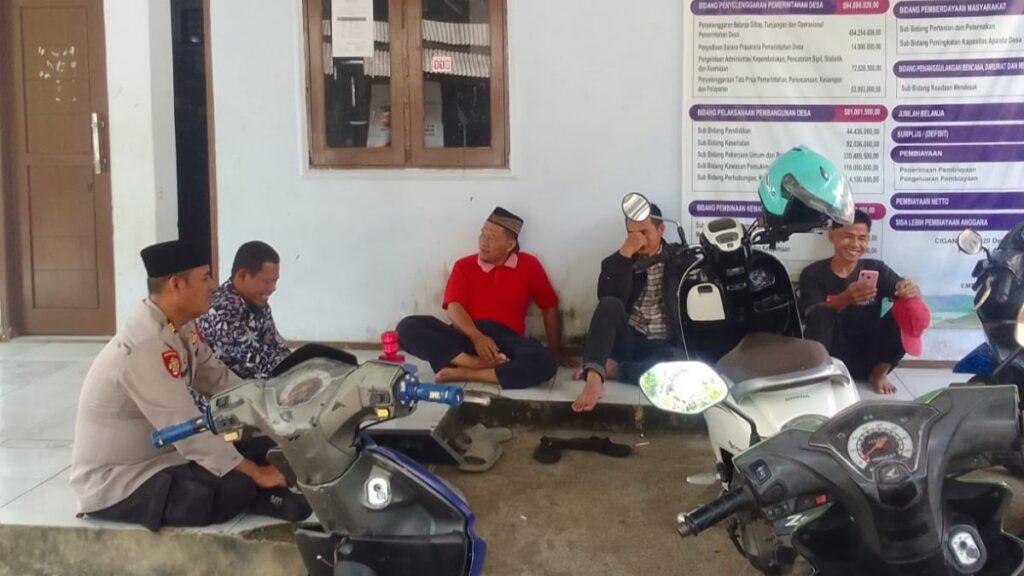Kapolsek Menes Sambangi Kantor Desa Cigandeng untuk Tingkatkan Sinergitas 7 WhatsApp Image 2024 07 22 at 13.04.12