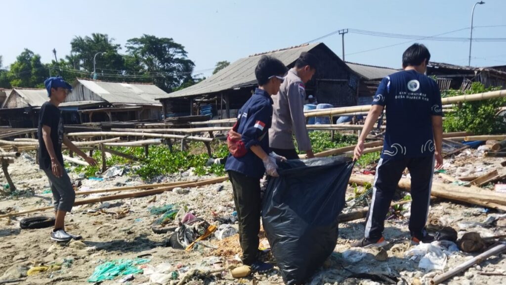 Polsek Sumur Polres Pandeglang Gelar Patroli Dialogis dan Bersih-bersih Pantai di TPI Sumur 10 WhatsApp Image 2024 07 22 at 17.38.12