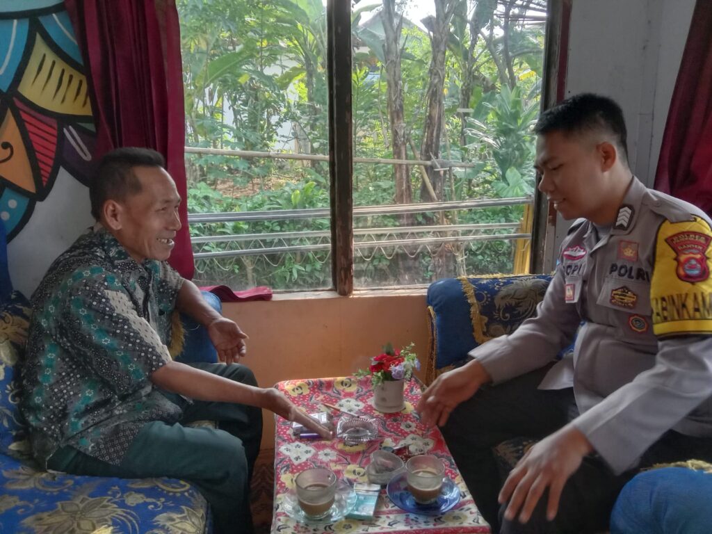 Bripka Ropi Polsek Mandalawangi Sambangi Rumah Warga, Sampaikan Pesan Kamtibmas 3 WhatsApp Image 2024 07 22 at 19.59.22