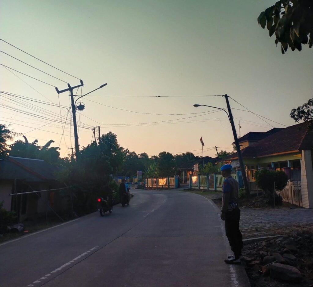 Anggota Piket Polsek Angsana Polres Pandeglang Bripka Darlin Laksanakan Strongpoint Sore 4 WhatsApp Image 2024 07 22 at 21.34.07
