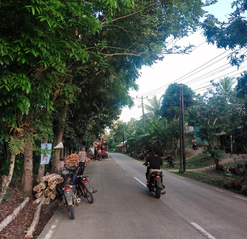 Wujudkan Tertib Berlalulintas, Anggota Piket Polsek Angsana Rutin Strongpoint Sore di Jl Raya Munjul-Angsana 5 WhatsApp Image 2024 07 22 at 21.34.18