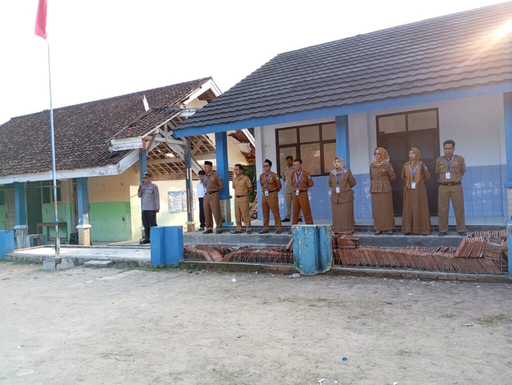 Kapolsek Angsana Polres Pandeglang Jadi Pembina Upacara di SMPN 2 Angsana untuk Cegah Kenakalan Remaja 6 WhatsApp Image 2024 07 22 at 21.34.31