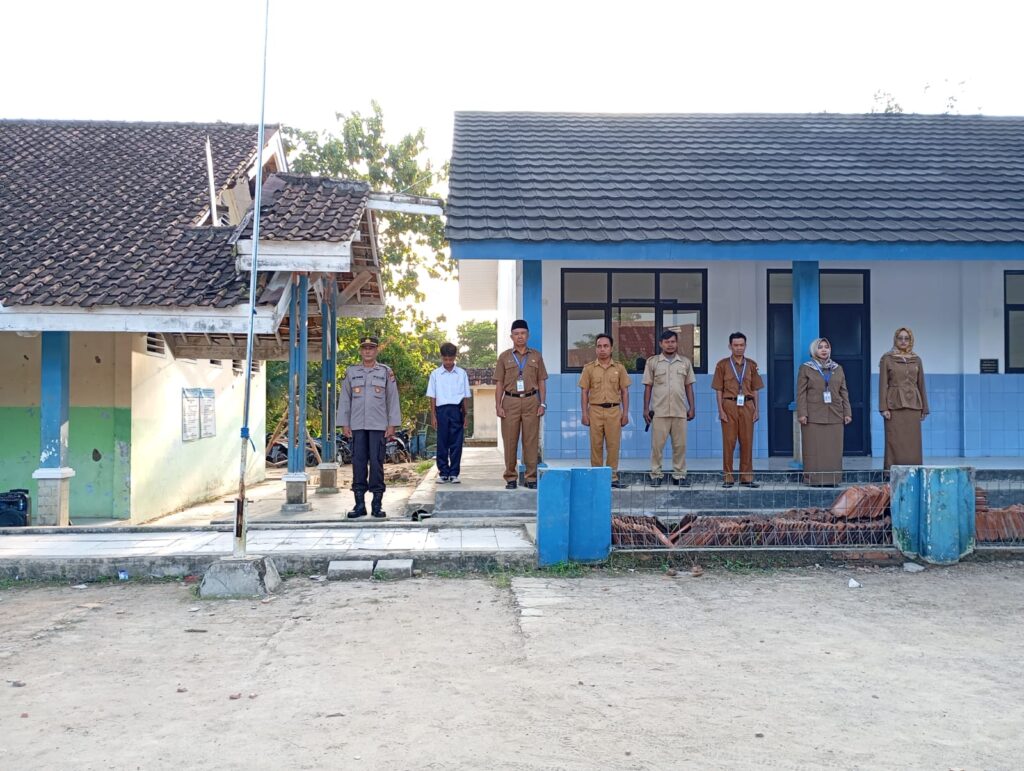 Diundang untuk Menjadi Pembina Upacara di SMPN 2 Angsana, Ini yang Disampaikan Kapolsek Angsana 7 WhatsApp Image 2024 07 22 at 21.34.42