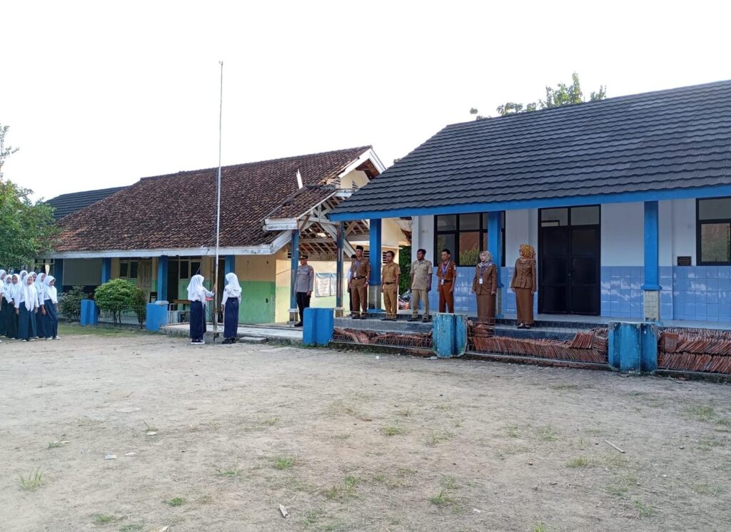 Kapolsek Angsana Sampaikan Tentang Bahaya Narkoba dan Kenakalan Remaja saat Menjadi Pembina Upacara di SMPN 2 Angsana 8 WhatsApp Image 2024 07 22 at 21.34.53