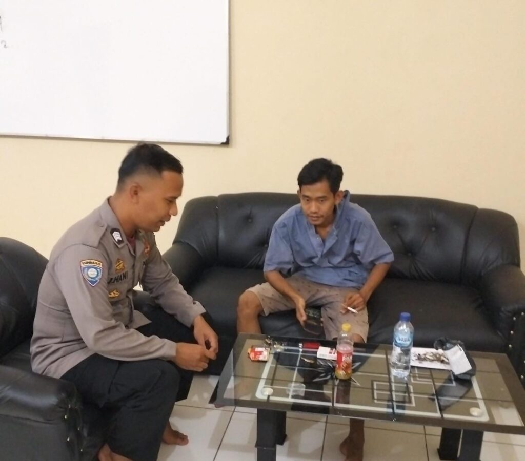 Bhabinkamtibmas Polsek Angsana Sambangi Masyarakat Desa Sumurlaban 1 WhatsApp Image 2024 07 22 at 21.35.36