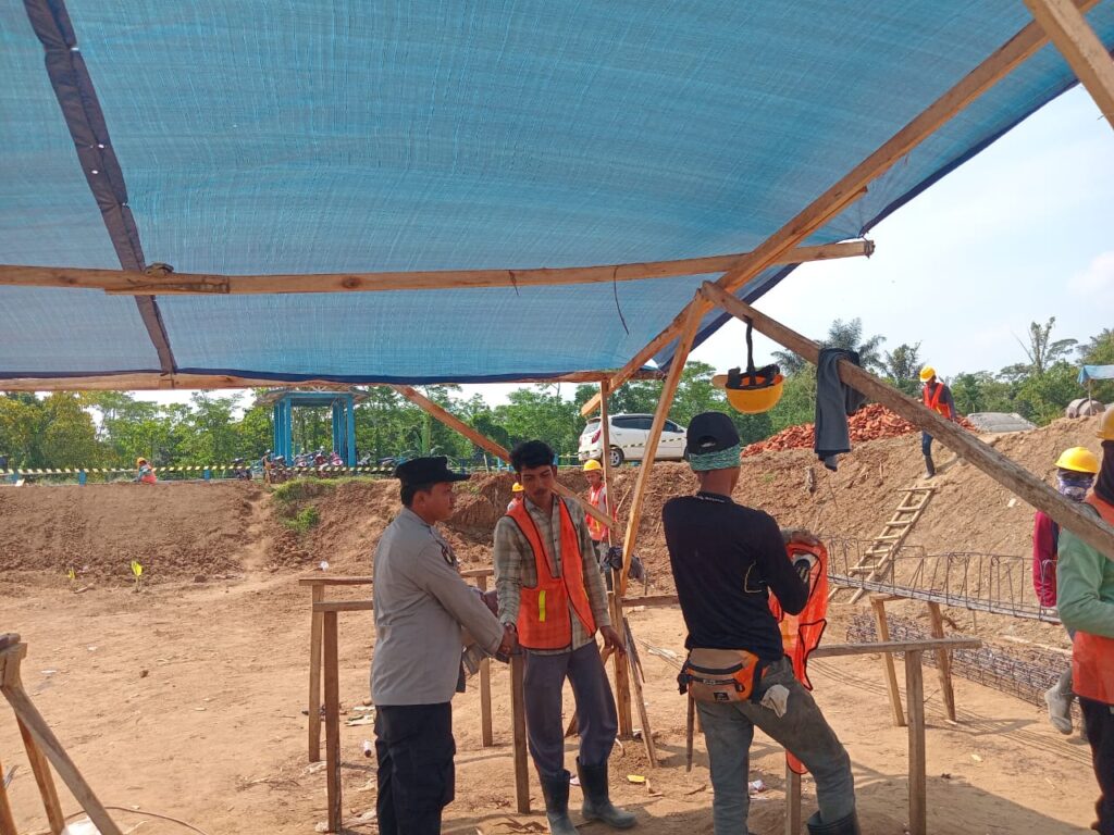 Personil Polsek Picung Patroli dan Monitoring Program Pemerintah di Desa Ciherang 9 WhatsApp Image 2024 07 22 at 22.51.44