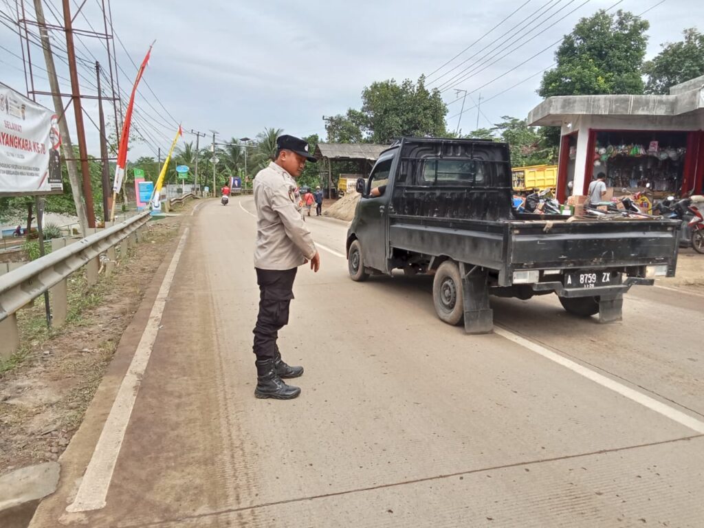 Polsek Picung Gelar Strong Point Pengaturan Lalu Lintas Cegah Kemacetan 10 WhatsApp Image 2024 07 22 at 22.52.07