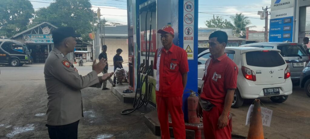 Polsek Picung Patroli Dialogis di SPBU Antisiapasi Gangguan Kamtibmas 1 WhatsApp Image 2024 07 22 at 22.52.39