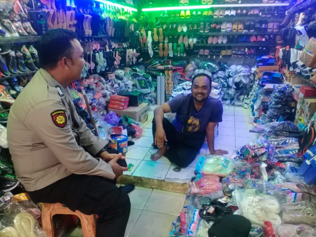 Patroli Pasar Tradisional di Kecamatan Picung Polisi Ingatkan Pedagang Waspada Peredaran Upal 2 WhatsApp Image 2024 07 22 at 22.52.49