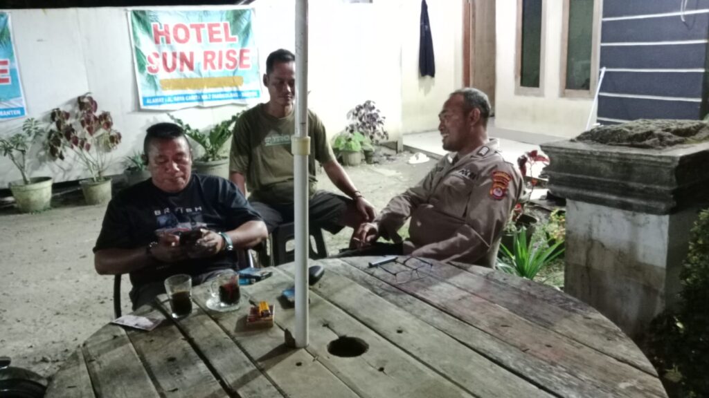 Polsek Carita: Ciptakan Kondusifitas Wilayah dengan Patroli Malam 8 WhatsApp Image 2024 07 23 at 06.04.15