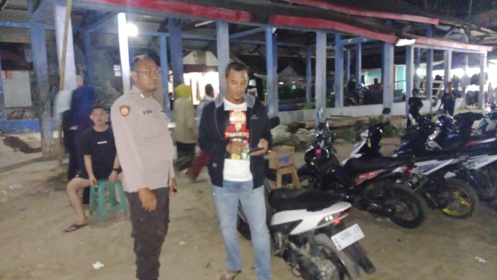 Himbauan kepada Penjaga Parkir Pasar Malam oleh Personil Polsek Carita 9 WhatsApp Image 2024 07 23 at 06.07.32