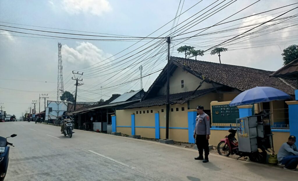 Personil Polsek Bojong Polres Pandeglang Laksanakan Rutinitas Strong Point di Jalan Raya Saketi - Malingping 2 WhatsApp Image 2024 07 23 at 09.08.33