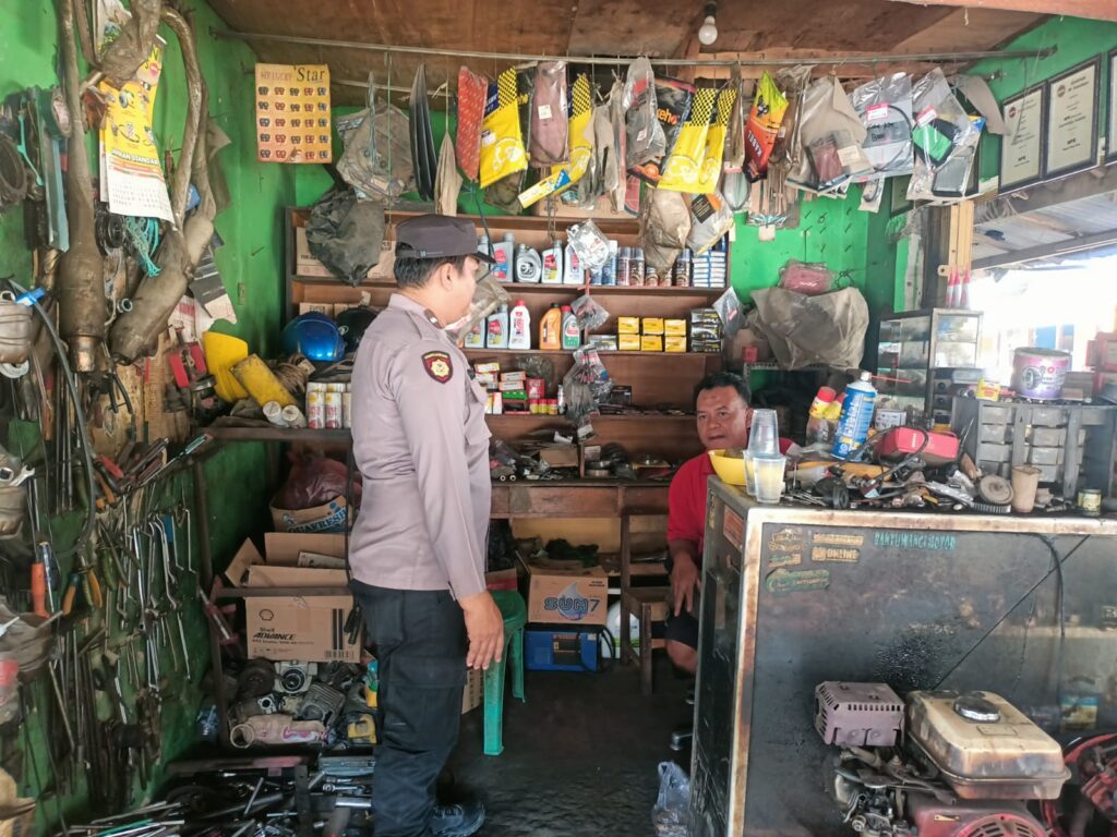 Bhabinkamtibmas Polsek Bojong Polres Pandeglang Gelar Sambang Desa dan Berikan Himbauan Kamtibmas di Bengkel Desa 4 WhatsApp Image 2024 07 23 at 11.08.27