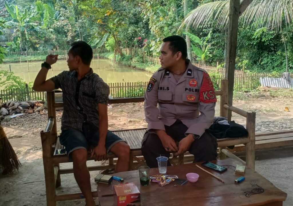 Polsek Menes Sambangi Warga Sdr Oman Kampung Kananga Desa Kananga 9 WhatsApp Image 2024 07 23 at 16.08.54