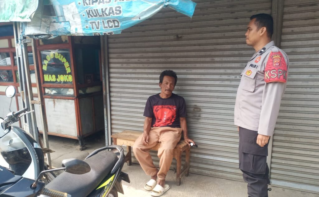 Polsek Menes Sambangi Warga Sdr Usman di Kampung Sindang Raya 10 WhatsApp Image 2024 07 23 at 16.11.30