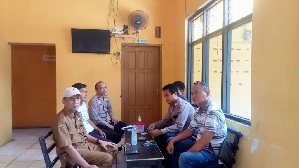 Polsek Menes Sambangi Kepala Desa Menes untuk Jalin Silaturahmi dan Koordinasi Keamanan 1 WhatsApp Image 2024 07 23 at 16.19.46