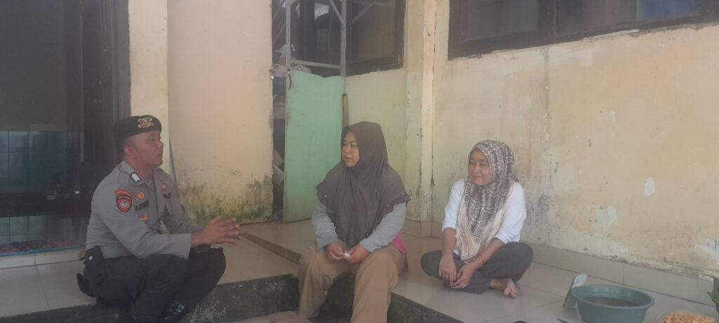 Patroli Dialogis Personil Polsek Picung Sampaikan Pesan Kamtibmas 5 WhatsApp Image 2024 07 23 at 16.43.02