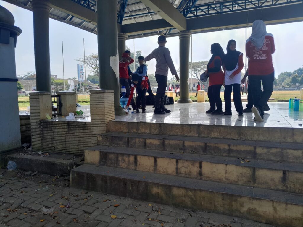 Polsek Menes Berikan Himbauan Kamtibmas Kepada Paskibra di Alun-Alun Menes 8 WhatsApp Image 2024 07 23 at 16.45.36
