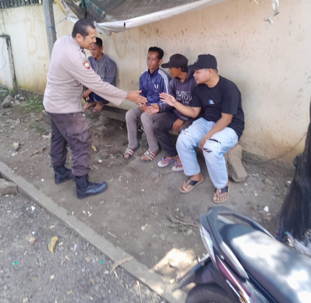Polsek Menes Gelar Patroli Dialogis dan Himbauan Kamtibmas kepada Ojek Pangkalan 9 WhatsApp Image 2024 07 23 at 16.49.19