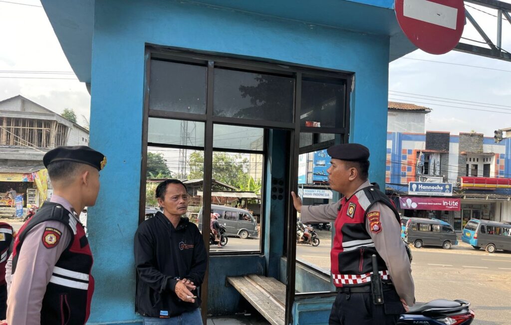 Sat Samapta Polres Pandeglang Gelar Patroli Dialogis di Terminal Kadubanen 6 WhatsApp Image 2024 07 23 at 17.30.51 1
