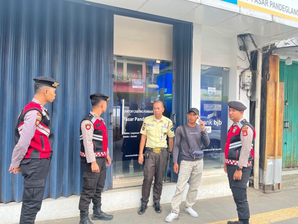 Sat Samapta Polres Pandeglang Sambangi Obyek Vital Bank BJB, Berikan Himbauan Kamtibmas 7 WhatsApp Image 2024 07 23 at 17.30.51