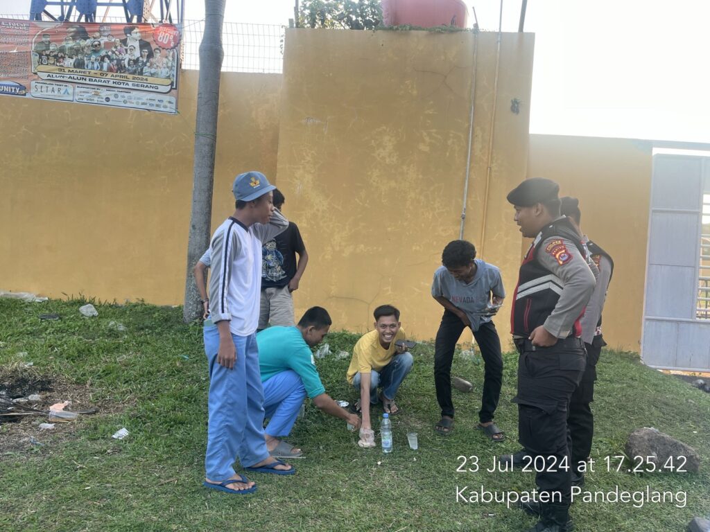 Cegah Aksi Mabuk-mabukan di Siang Hari, Sat Samapta Polres Pandeglang Gelar Patroli di Stadion Badak 3 WhatsApp Image 2024 07 23 at 18.26.35