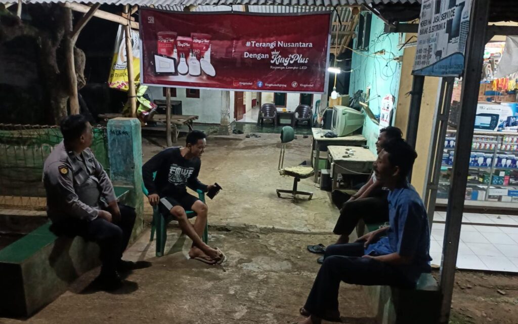 Bhabinkamtibmas Polsek Bojong Polres Pandeglang Aipda Rastono Laksanakan Patroli Malam untuk Antisipasi Tindak Pidana 3C di Desa Binaan 3 WhatsApp Image 2024 07 24 at 10.10.58