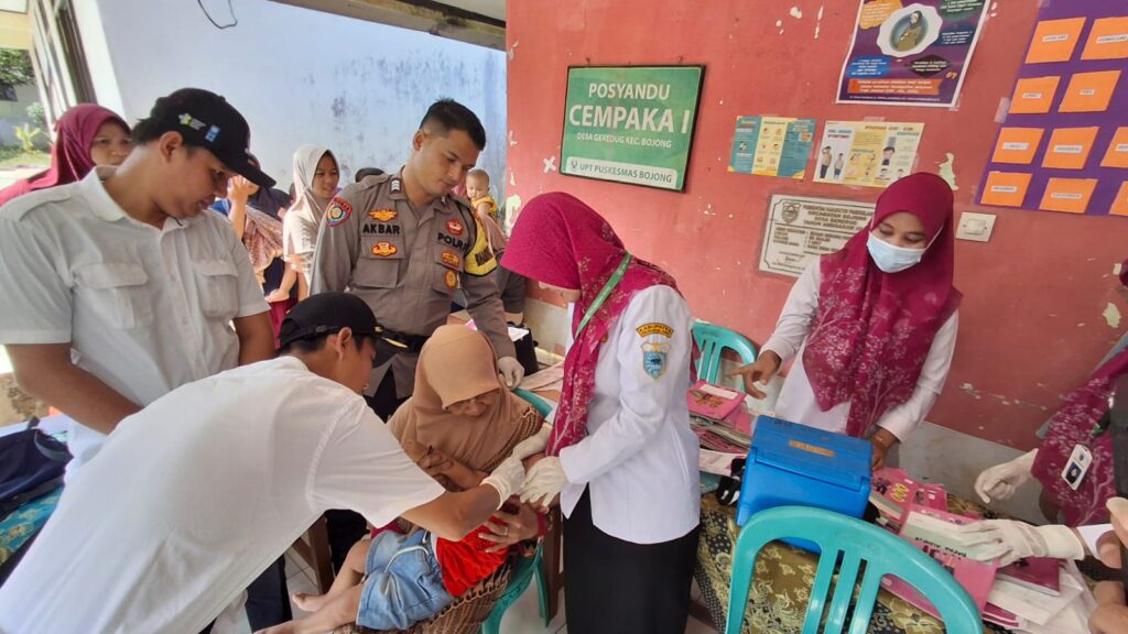 Bhabinkamtibmas Polsek Bojong Polres Pandeglang Hadiri Kegiatan Pekan Imunisasi Nasional di SDN 1 Geredug 4 WhatsApp Image 2024 07 24 at 10.12.55