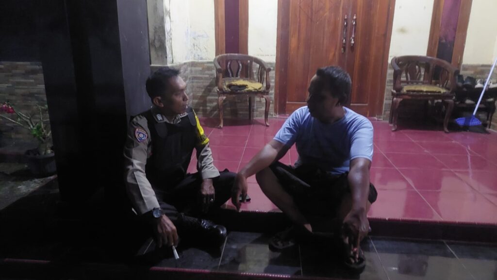 Bripka Yudi Polsek Carita Berdialog dengan Tokoh Masyarakat saat Patroli Malam di Desa Pejamben 2 WhatsApp Image 2024 07 24 at 23.16.53