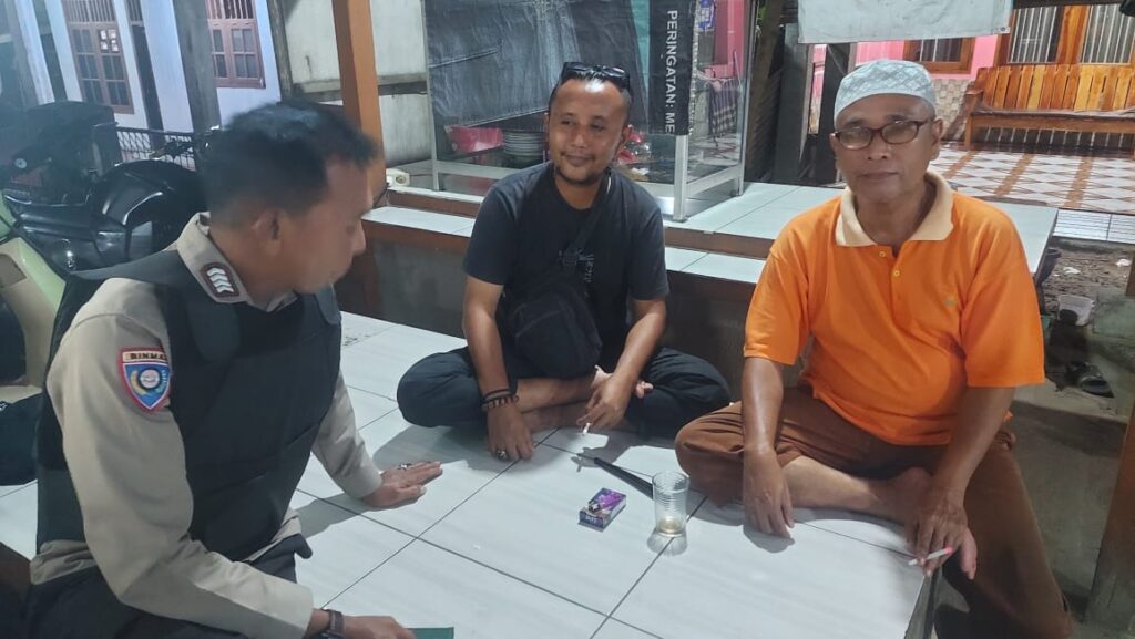 Personil Polsek Carita Bripka Yudi Sambangi Tokoh Masyarakat Malam Hari di Desa Carita 3 WhatsApp Image 2024 07 24 at 23.18.31