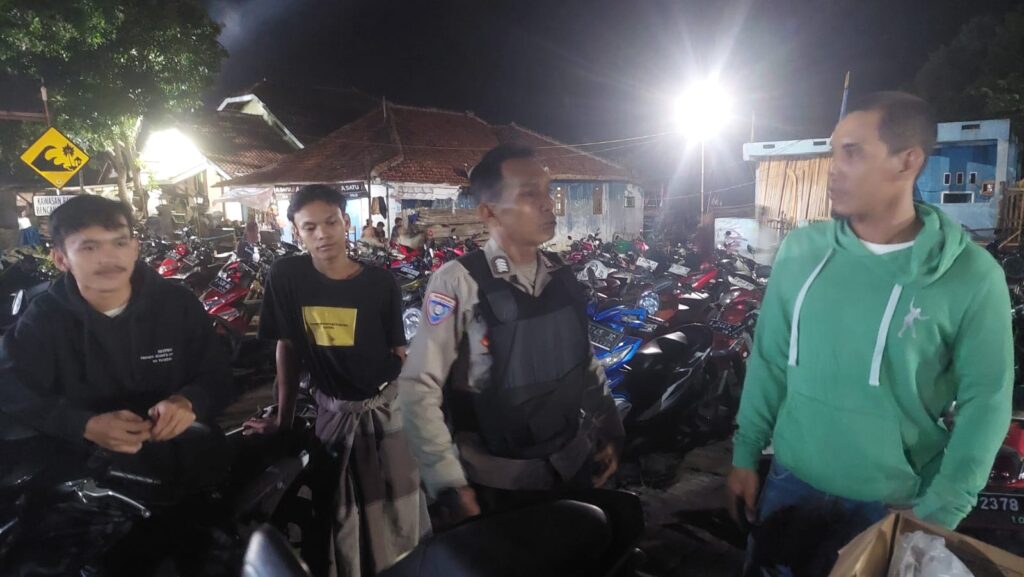 Personil Polsek Carita Bripka Yudi Beri Himbauan kepada Petugas Parkir Pasar Malam 4 WhatsApp Image 2024 07 24 at 23.21.02