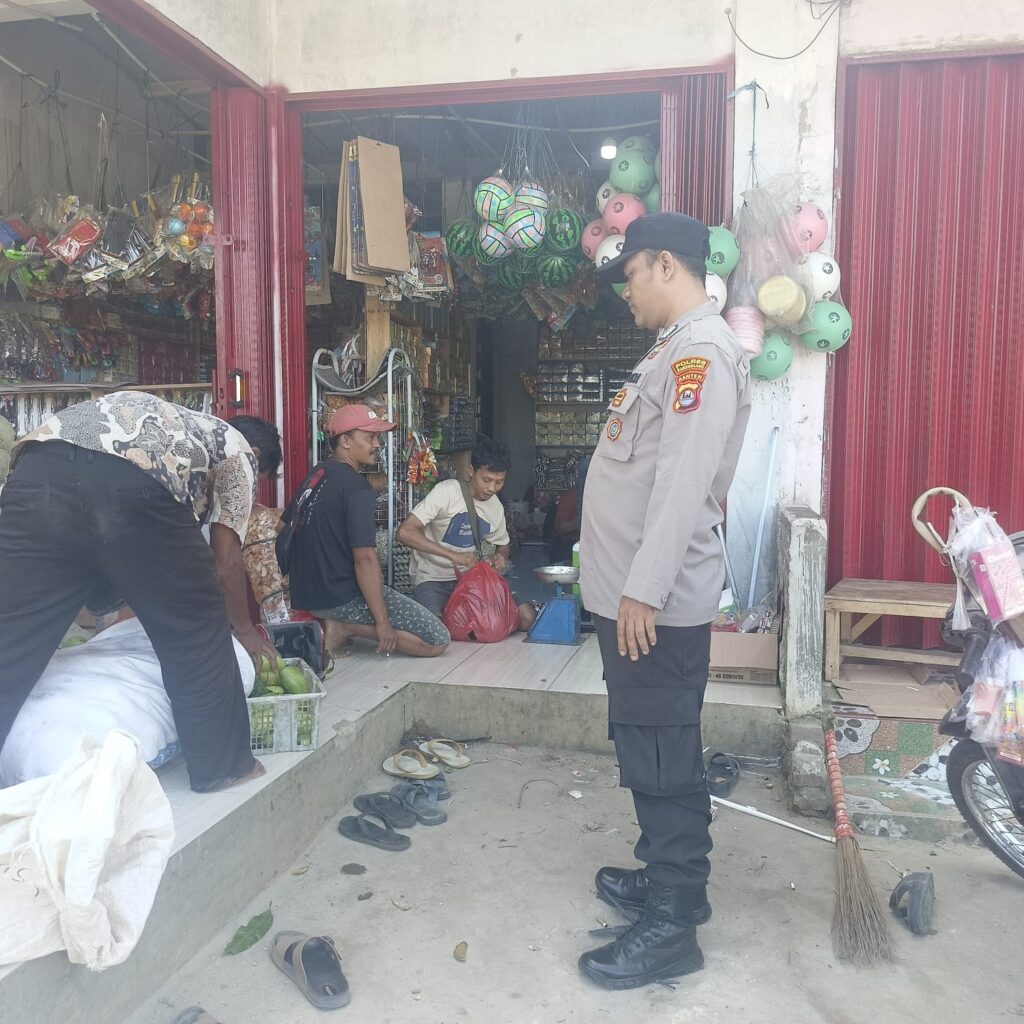 Polsek Picung Gelar Sambang Dialogis dengan Penjual Buah-buahan di Desa Cililitan 6 WhatsApp Image 2024 07 24 at 23.23.08