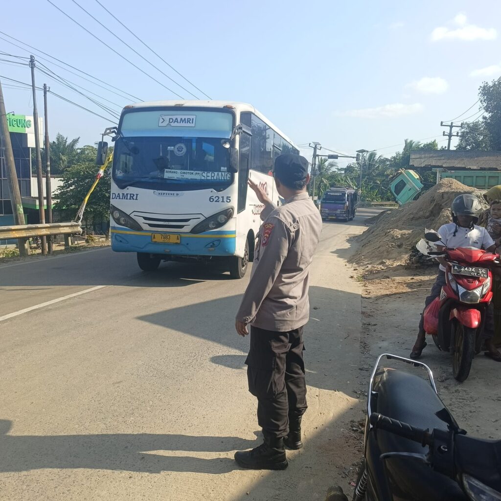 Polsek Picung Gelar Strong Point Pengaturan Lalu Lintas Cegah Kemacetan 7 WhatsApp Image 2024 07 24 at 23.24.01