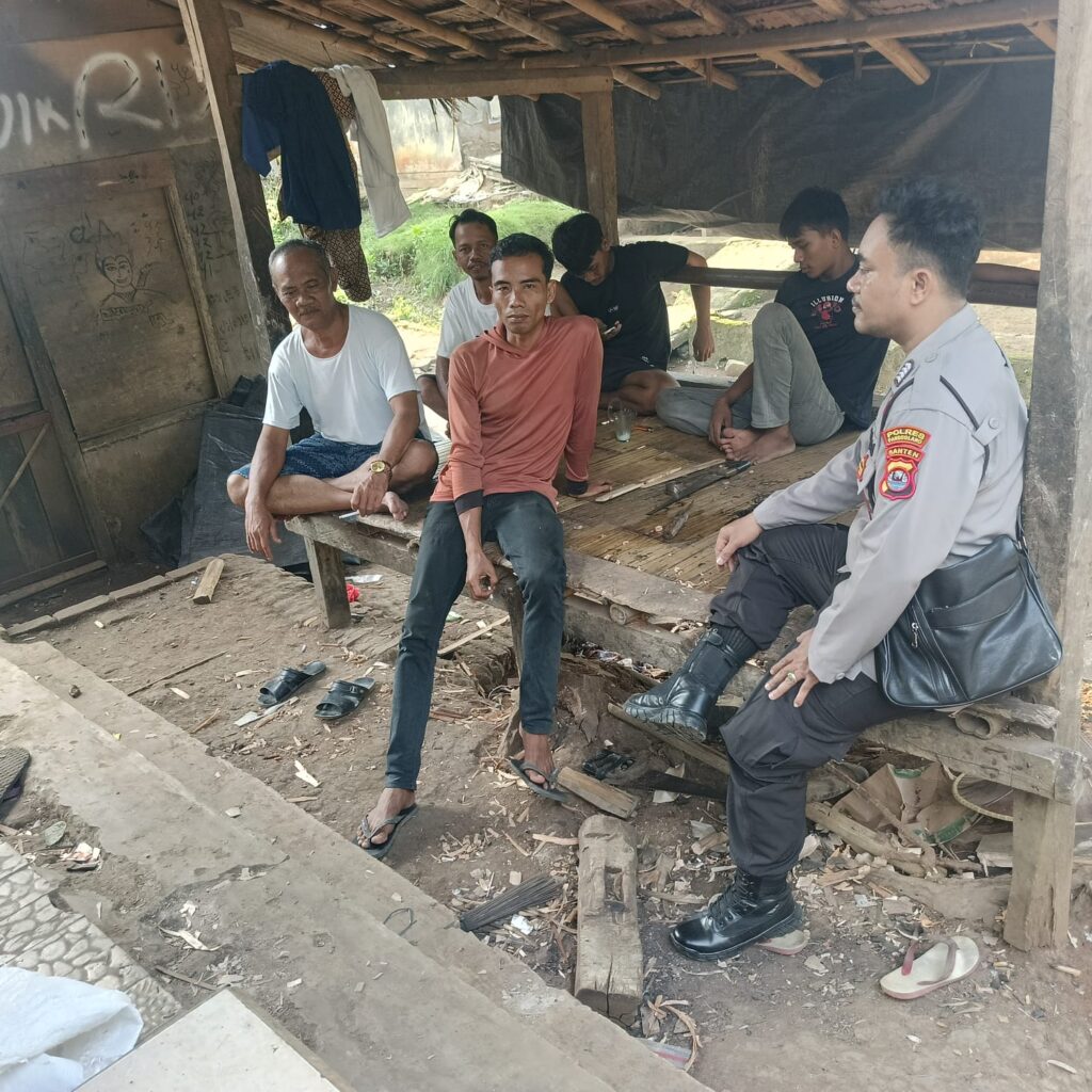 Personil Polsek Picung Melaksanakan Kegiatan Sambang Dialogis Warga Kadubera Kecamatan Picung 8 WhatsApp Image 2024 07 24 at 23.24.17