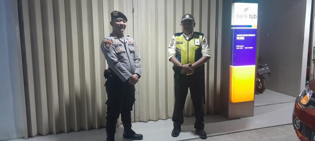 Patroli Malam Hari, Polsek Picung Cek Keamanan di Perbankan dan Lakukan Dialogis dengan Satpam Bank 9 WhatsApp Image 2024 07 24 at 23.24.44