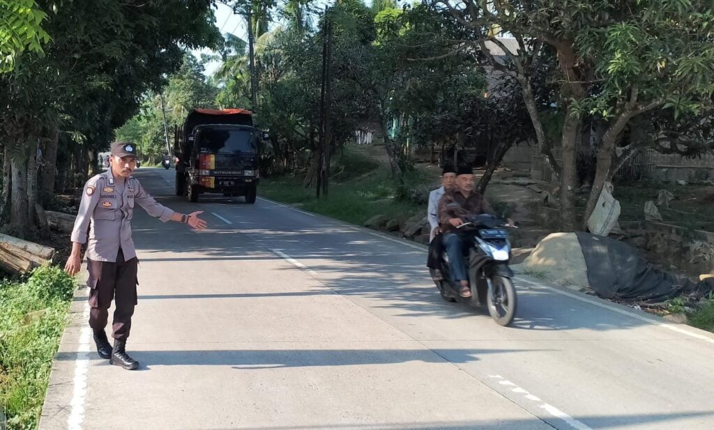 Anggota Piket Polsek Angsana Polres Pandeglang Laksanakan Strongpoint Sore 2 WhatsApp Image 2024 07 25 at 05.35.22