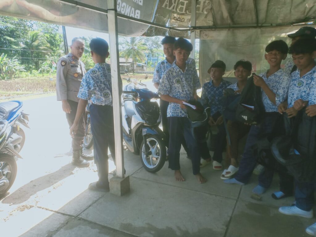 Kapolsek Angsana Pimpin Patroli dan KRYD untuk Antisipasi Kejahatan dan Peredaran Miras/Narkoba 5 WhatsApp Image 2024 07 25 at 05.35.58