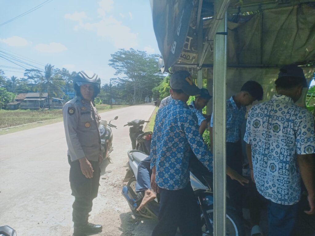 Kapolsek Angsana Pimpin Patroli KRYD untuk Antisipasi Kejahatan dan Peredaran Narkoba 6 WhatsApp Image 2024 07 25 at 05.36.05